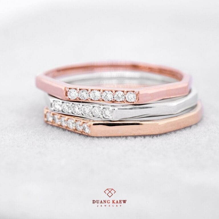 แหวนเพชรเรียงซ้อนกันสีโรสโกลด์และสีเงินจาก Duang Kaew Jewelry