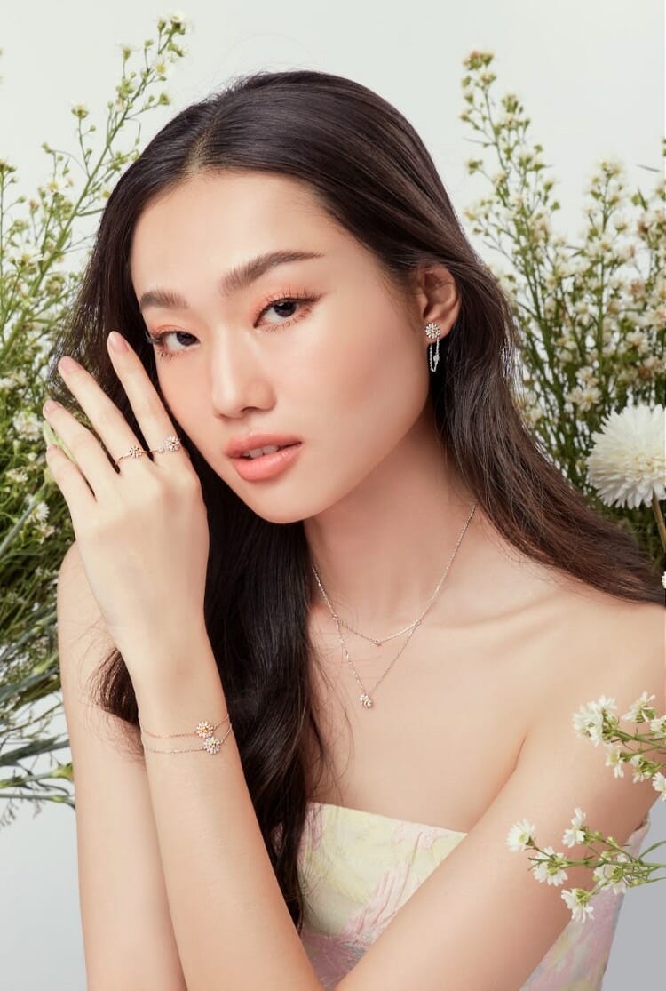 หญิงสาวสวยสวมเครื่องประดับดอกไม้: สร้อยคอ, ต่างหู, แหวน, กำไล ของขวัญพิเศษ