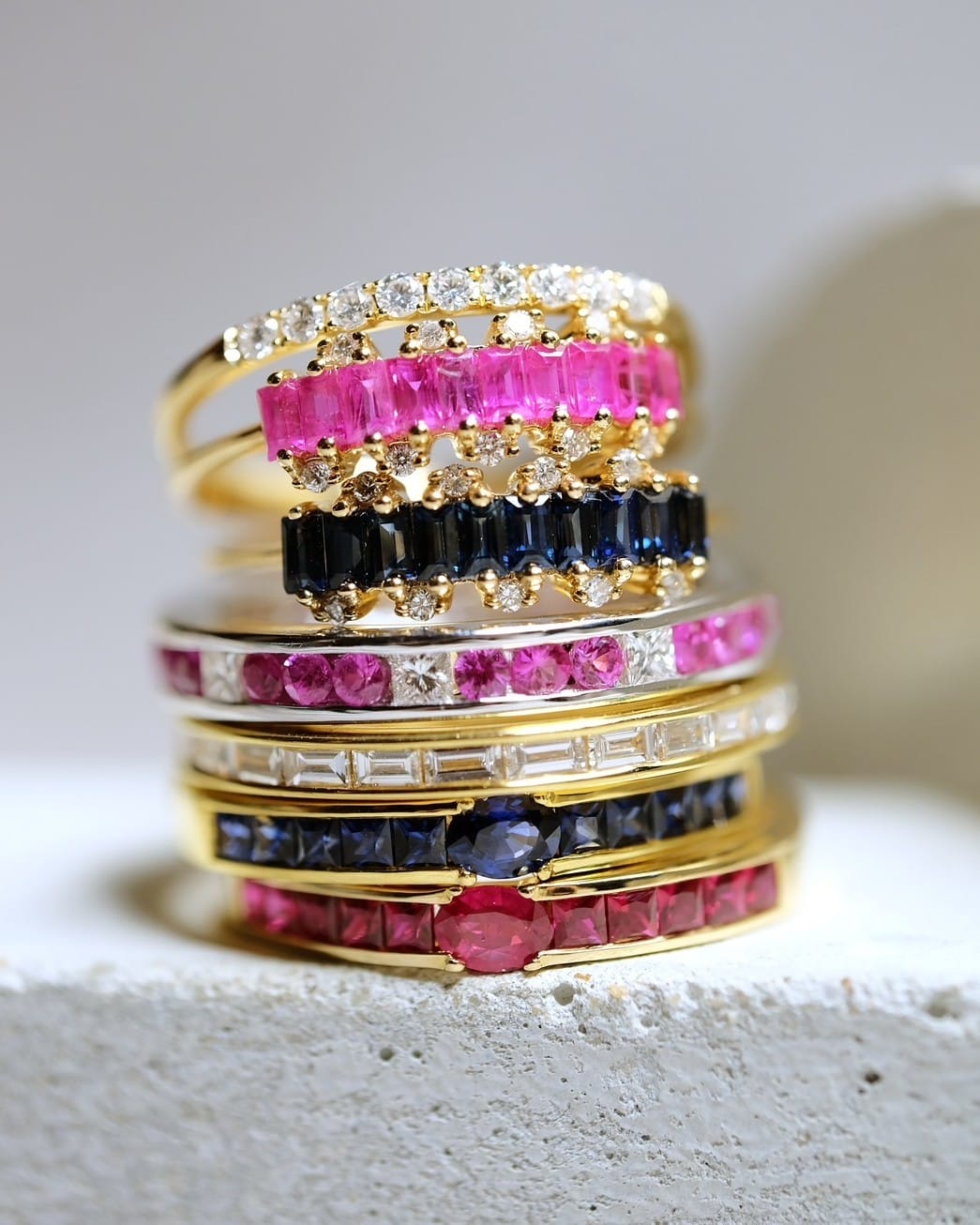 แหวนอัญมณีสีสันสดใสซ้อนกัน: ทับทิม, ไพลิน, เพชร