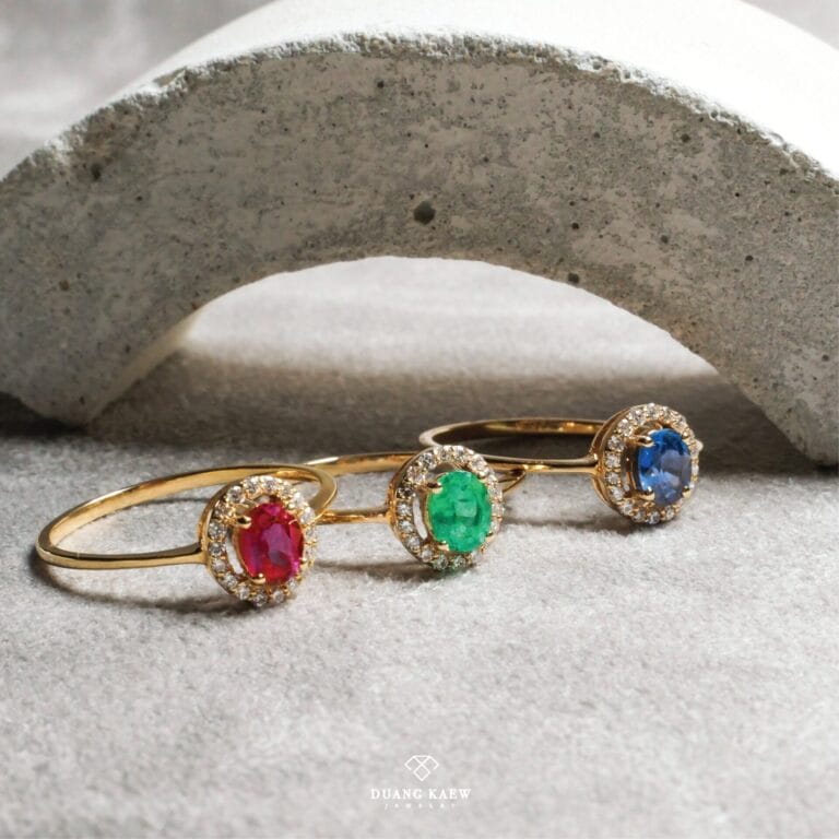 แหวนทองประดับพลอยสีแดง เขียว น้ำเงิน พร้อมเพชรล้อม จาก Duang Kaew Jewelry