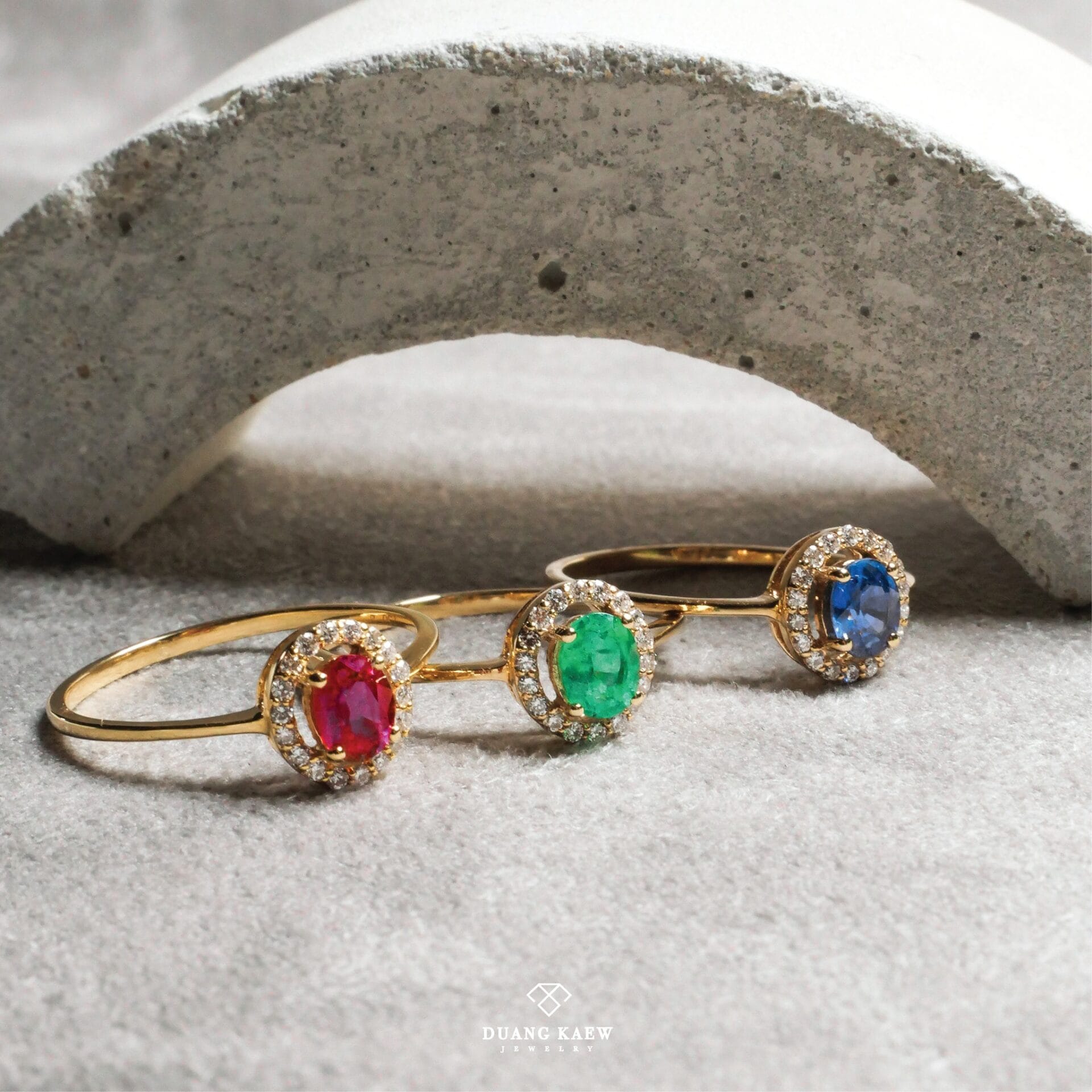 แหวนทองประดับพลอยสีแดง เขียว น้ำเงิน พร้อมเพชรล้อม จาก Duang Kaew Jewelry